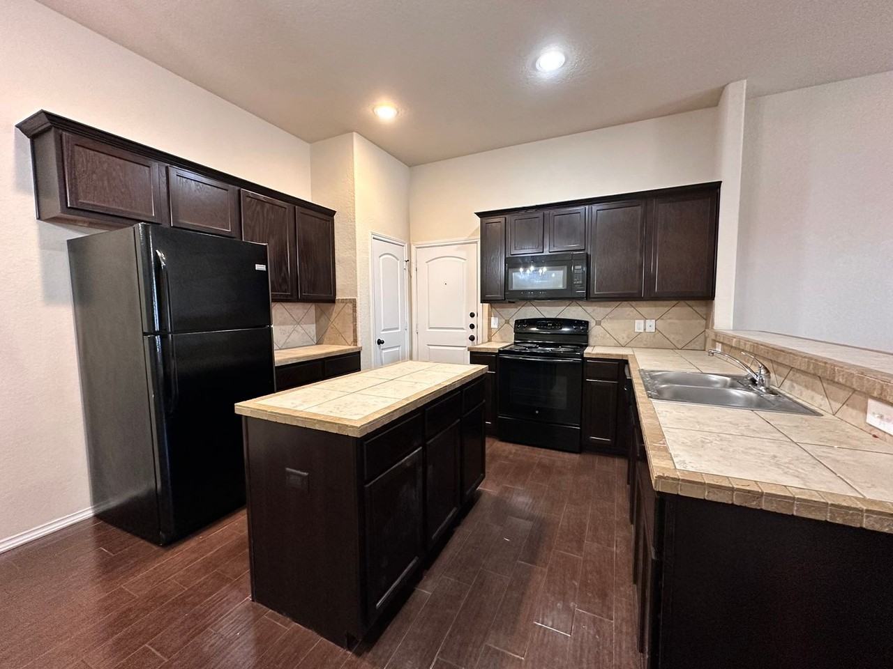 502 Creekside Cir - Photo 6 of 24