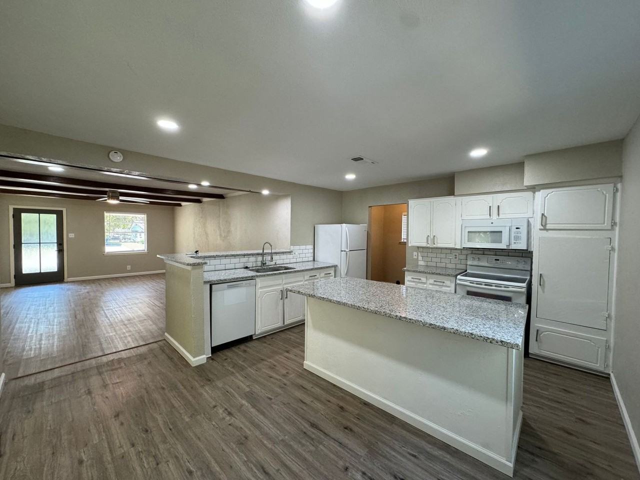 2624 Woodlawn Dr - Photo 3 of 28