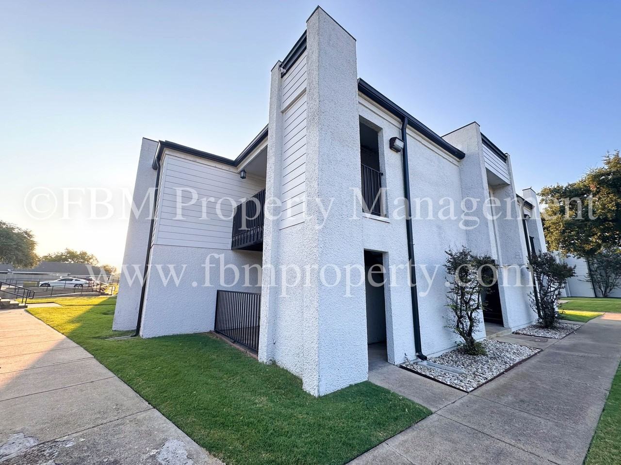 2401 Yorkstown Dr #216 - Photo 2 of 23