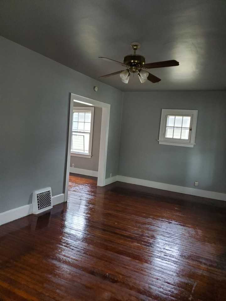1119 Adams Ave - Photo 4 of 9