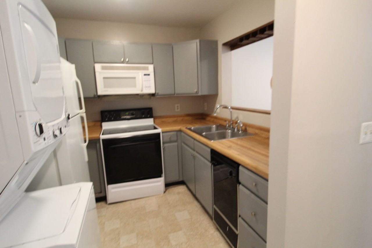 1396 Hunters Road - Photo 3 of 14