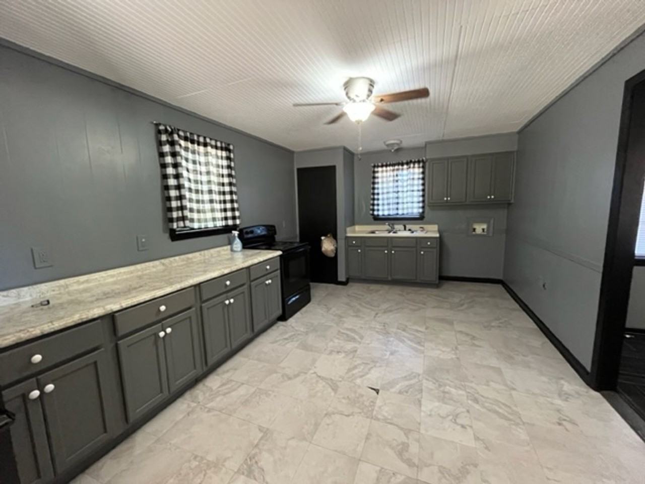 113 Matthews Dr - Photo 2 of 7