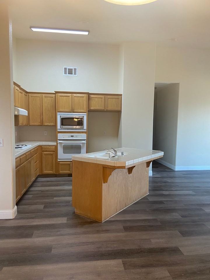 353 W Sasaki Ave - Photo 3 of 15