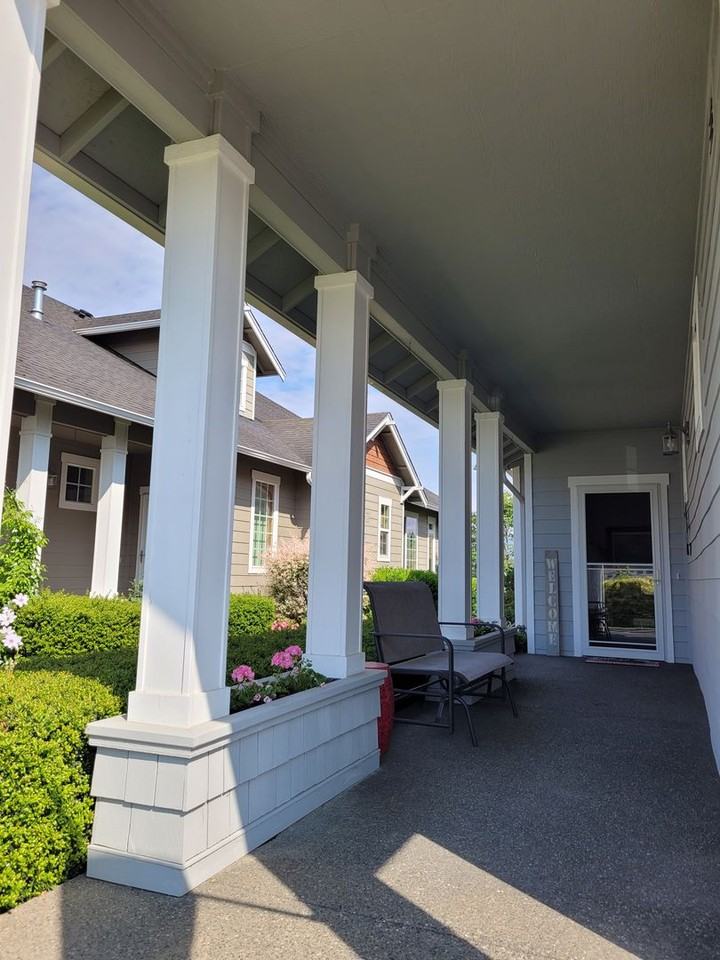 2048 Greenview Ln - Photo 2 of 20