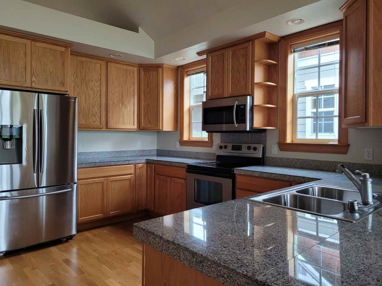 2048 Greenview Ln - Photo 4 of 20