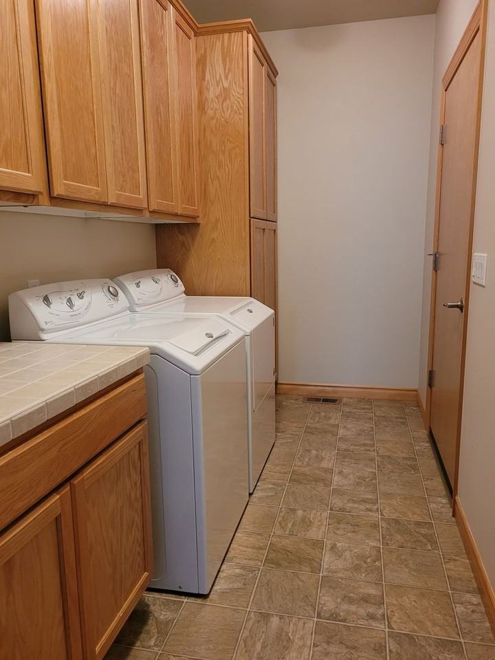 2048 Greenview Ln - Photo 7 of 20