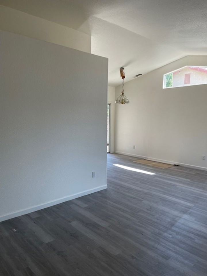 470 Winemaker St - Photo 2 of 7