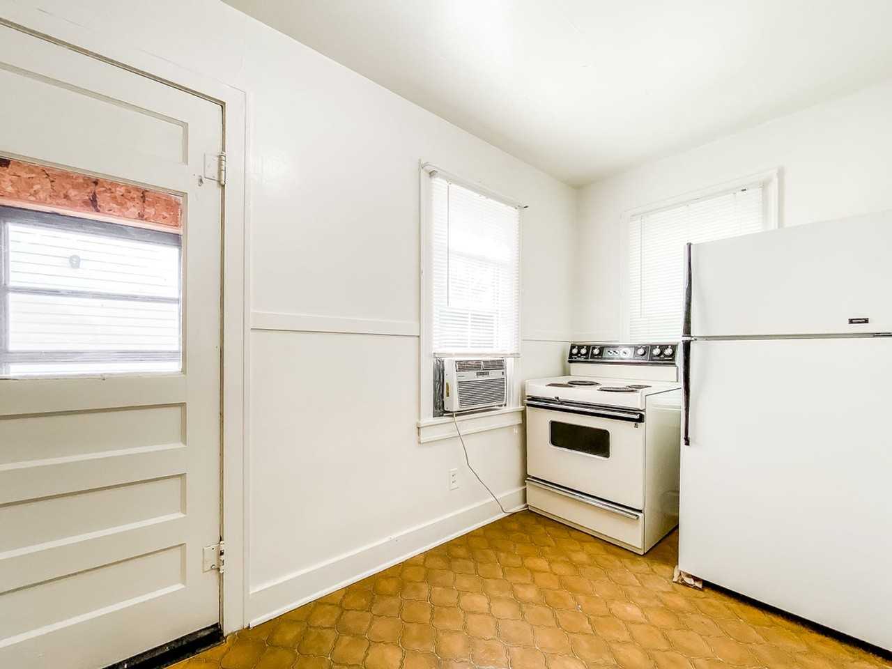 1401 N Monroe St - Photo 3 of 6