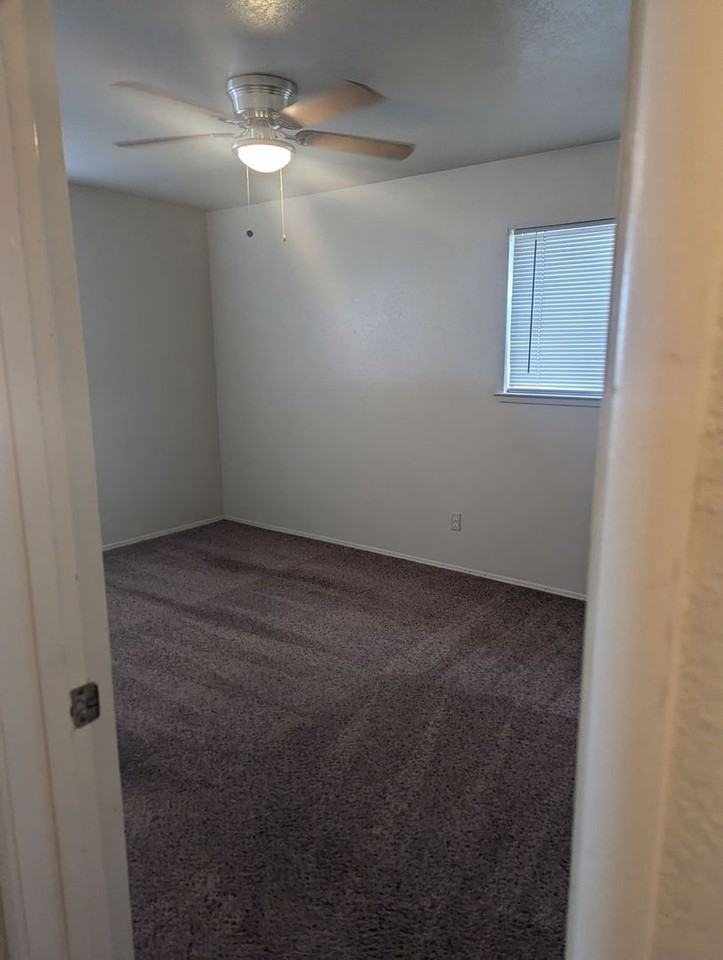 100 Lincoln Ave - Photo 4 of 8