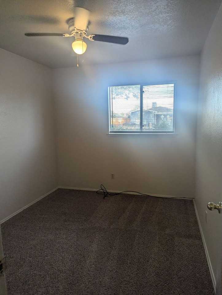 100 Lincoln Ave - Photo 6 of 8