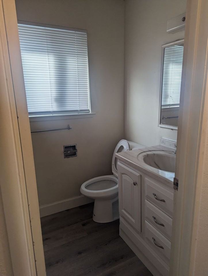 100 Lincoln Ave - Photo 7 of 8