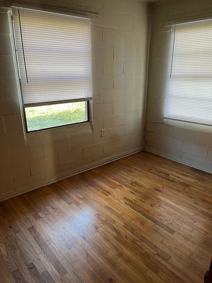 808 W Cleveland St - Photo 7 of 8