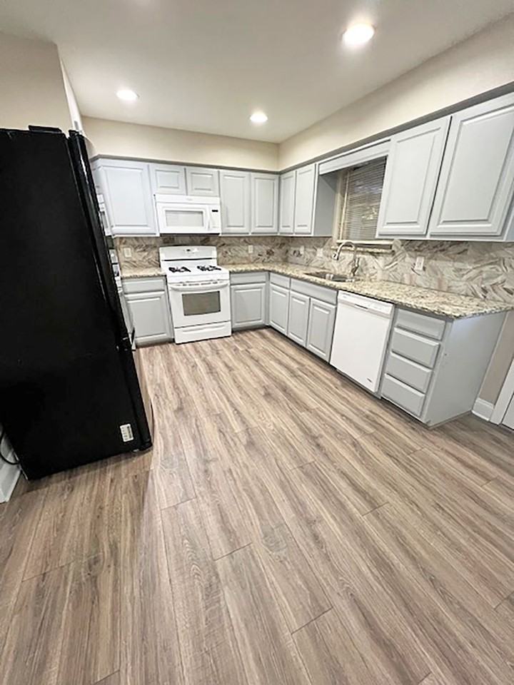 605 N Cherry St - Photo 4 of 31