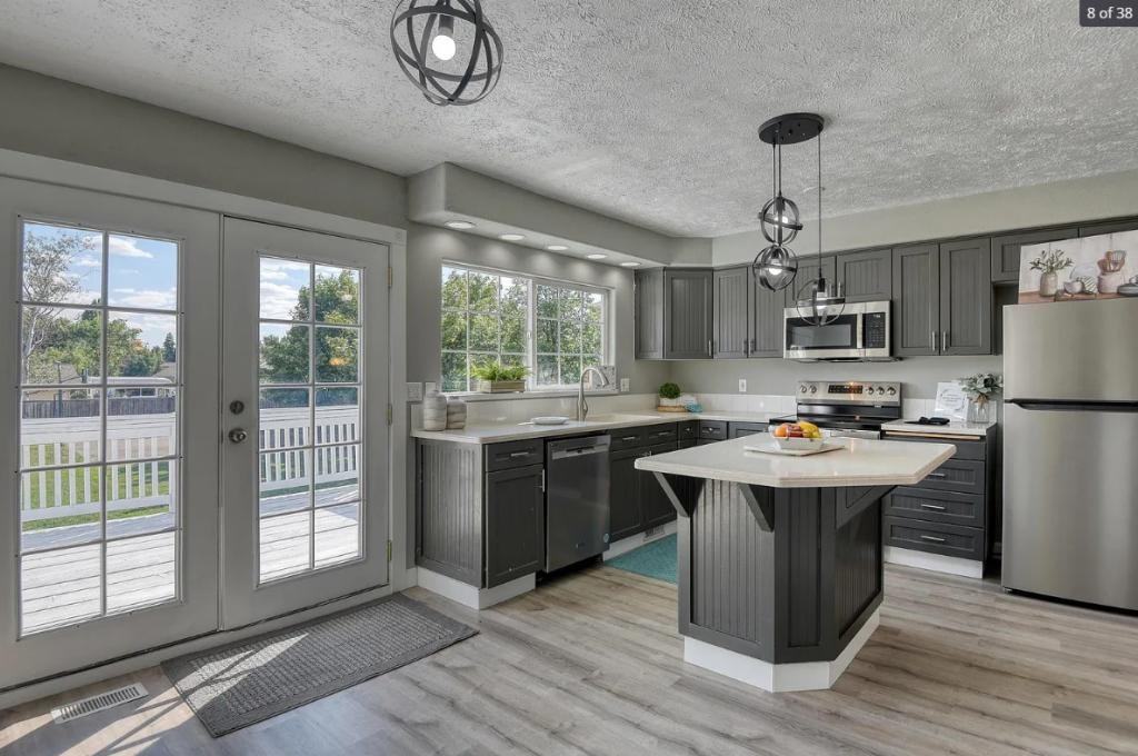 3318 E 55th Ave - Photo 2 of 13