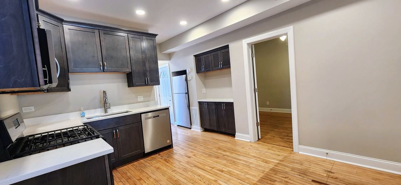 3816 W Montrose Ave #2 - Photo 3 of 20