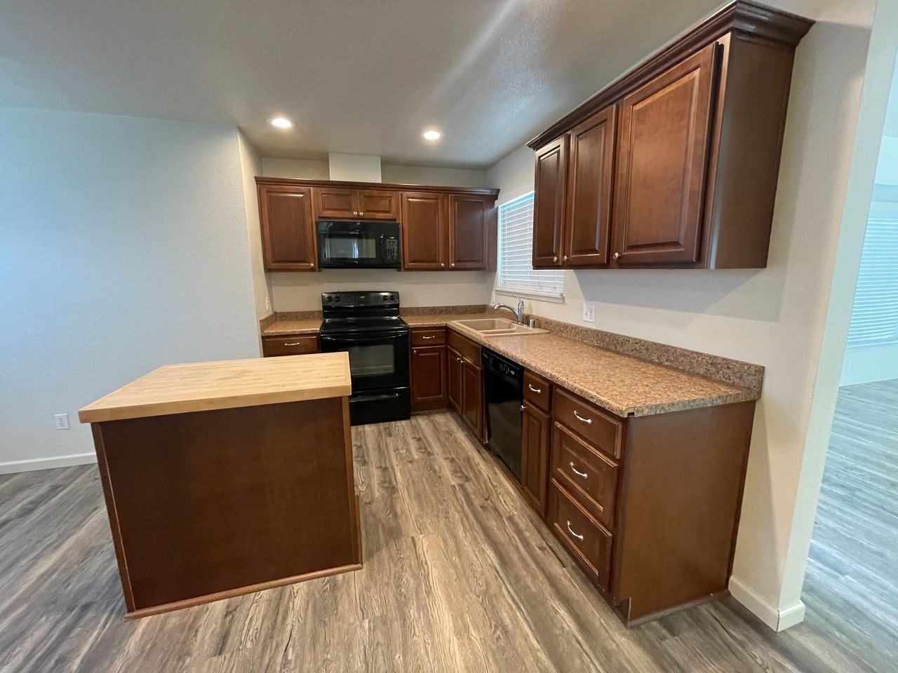 1139 Magnolia St - Photo 2 of 4