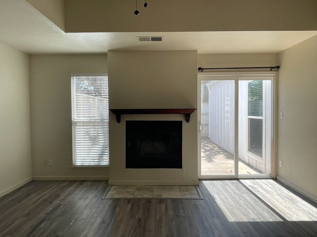 1139 Magnolia St - Photo 3 of 4