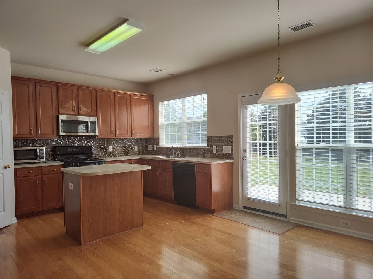 10804 Fountaingrove Dr - Photo 7 of 19