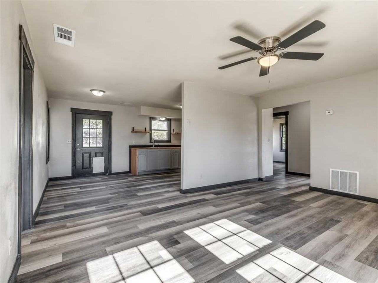 4613 Se 28th St - Photo 3 of 10