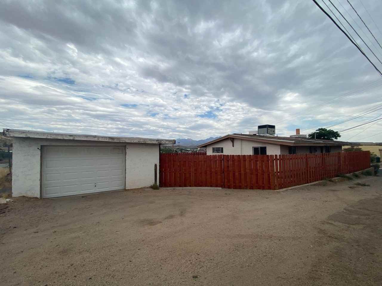 407 Gold St - Photo 3 of 9