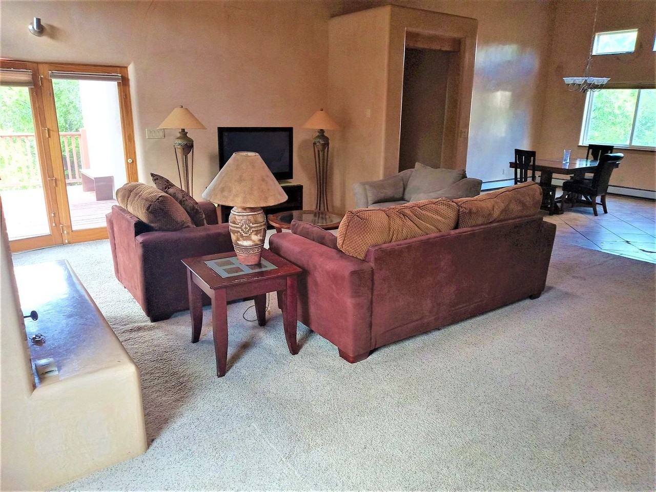 2152 Ridgeview Cir - Photo 2 of 21