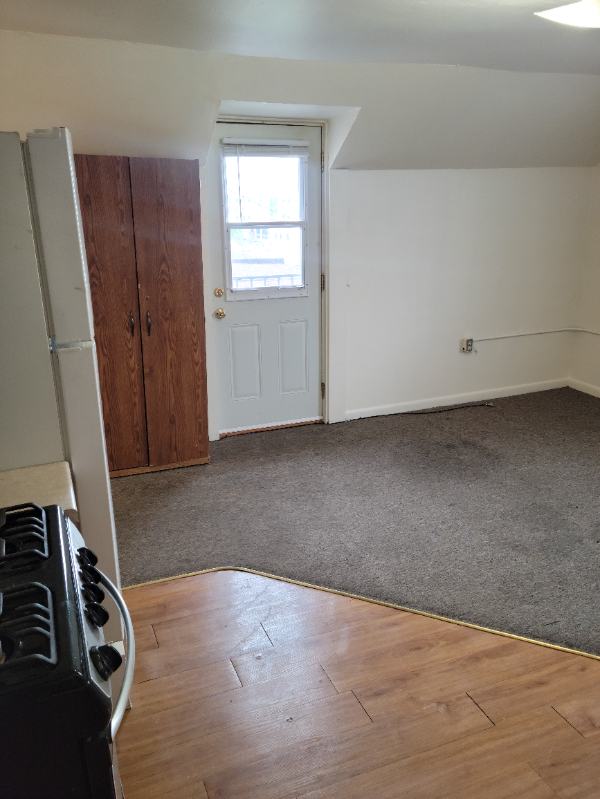 324 1/2 N Dewey St #6 - Photo 3 of 7