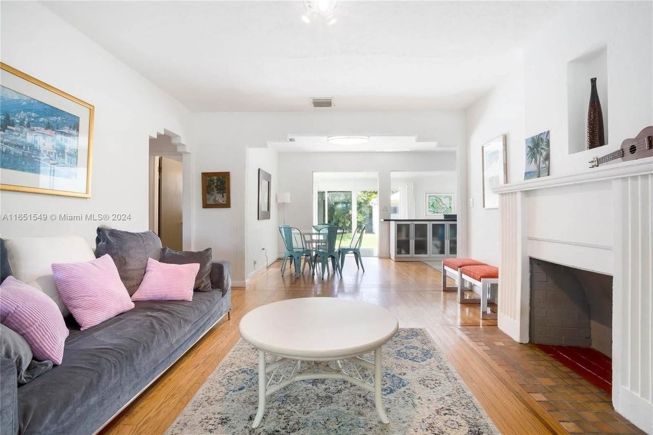 1590 Normandy Dr - Photo 3 of 8