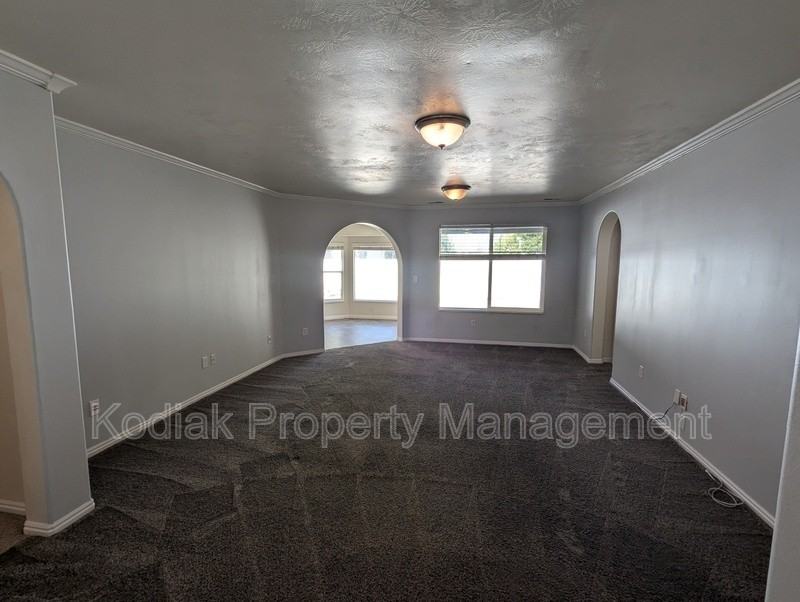 978 York Dr - Photo 3 of 19
