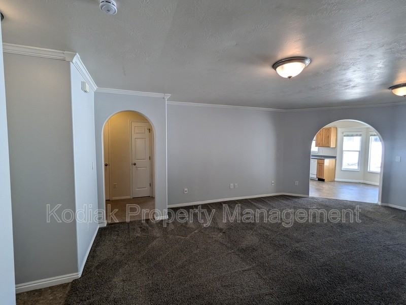 978 York Dr - Photo 4 of 19