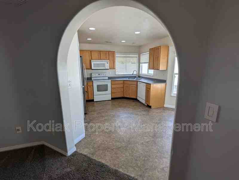 978 York Dr - Photo 5 of 19