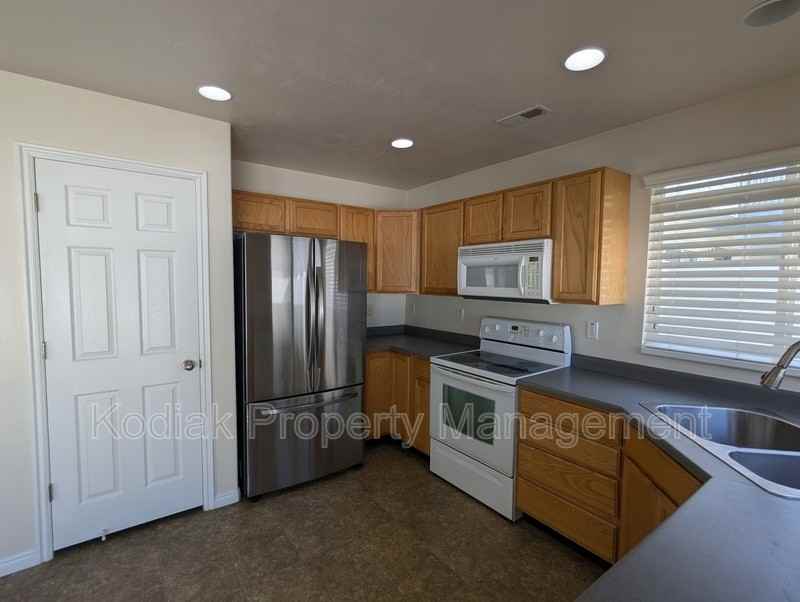 978 York Dr - Photo 6 of 19