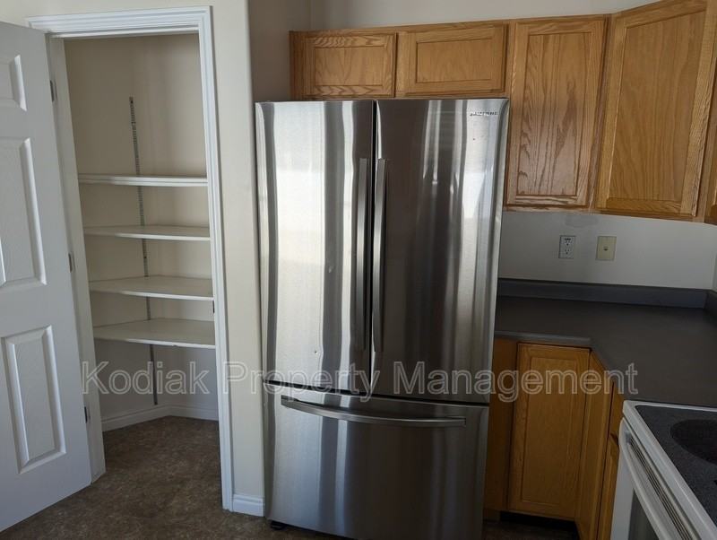 978 York Dr - Photo 7 of 19