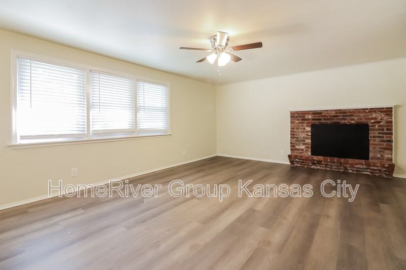 5930 N Colrain Ave - Photo 2 of 19