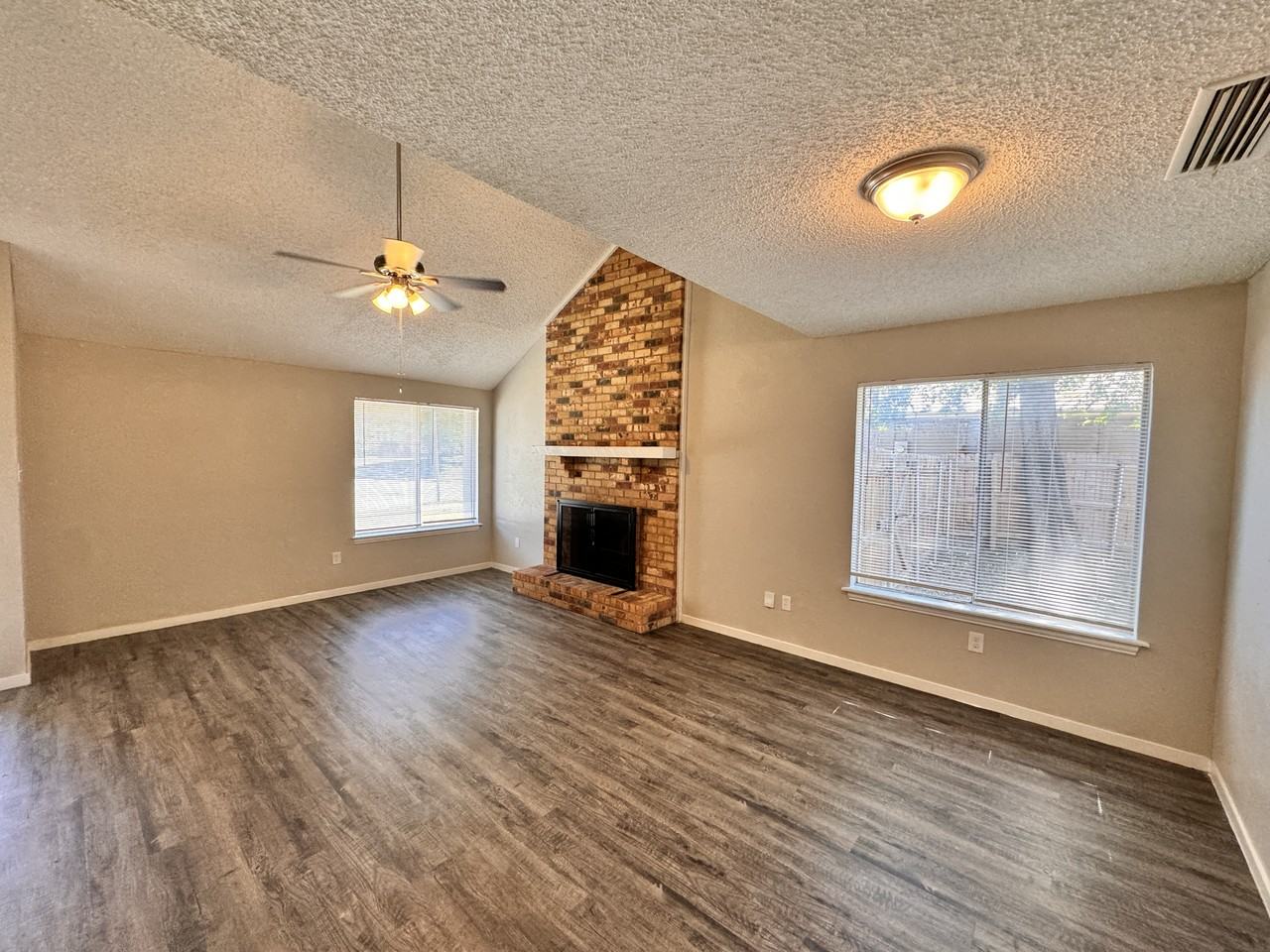 2518 Fallcreek St - Photo 2 of 25