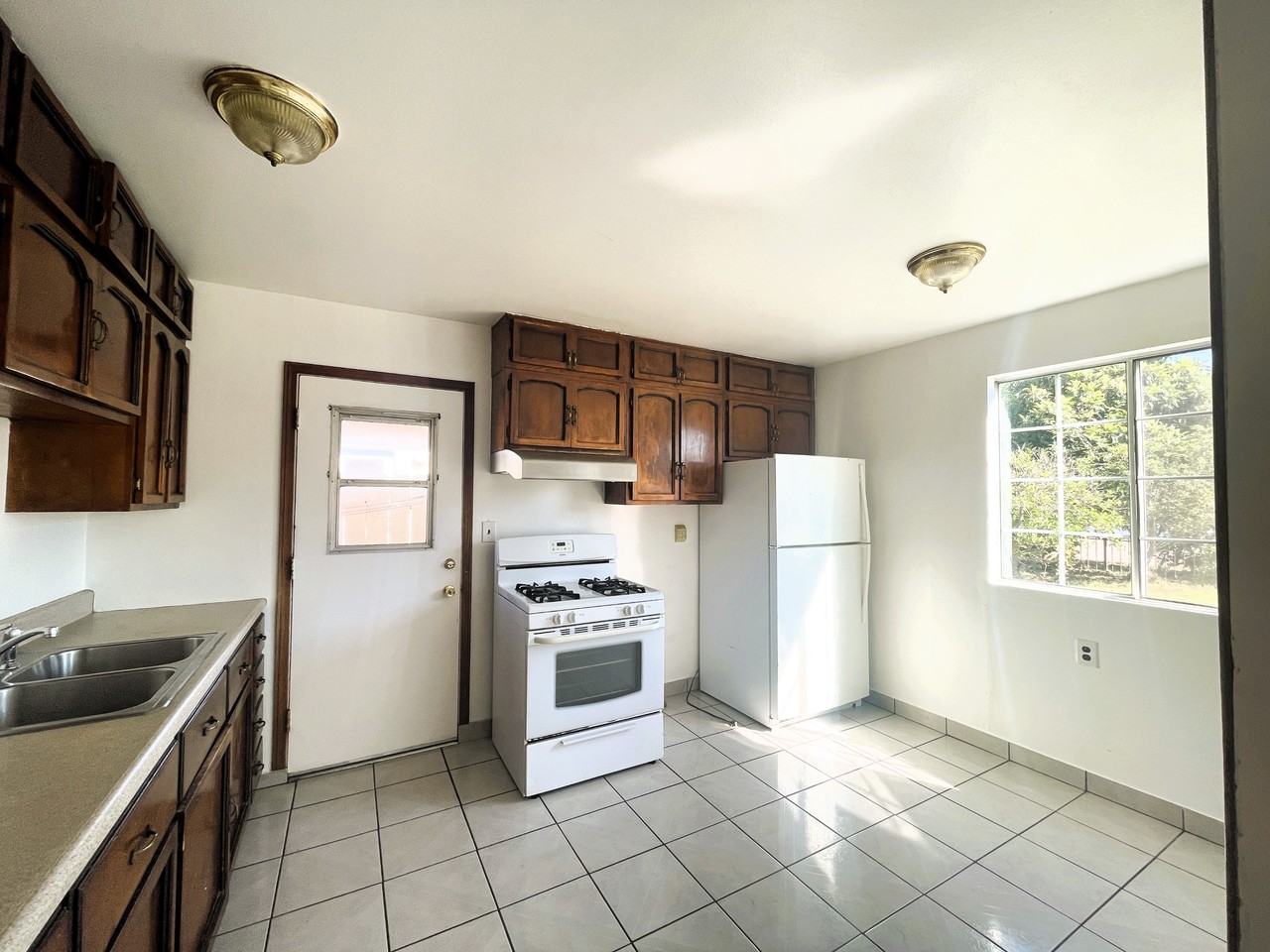 817 E College Ave - Photo 2 of 7