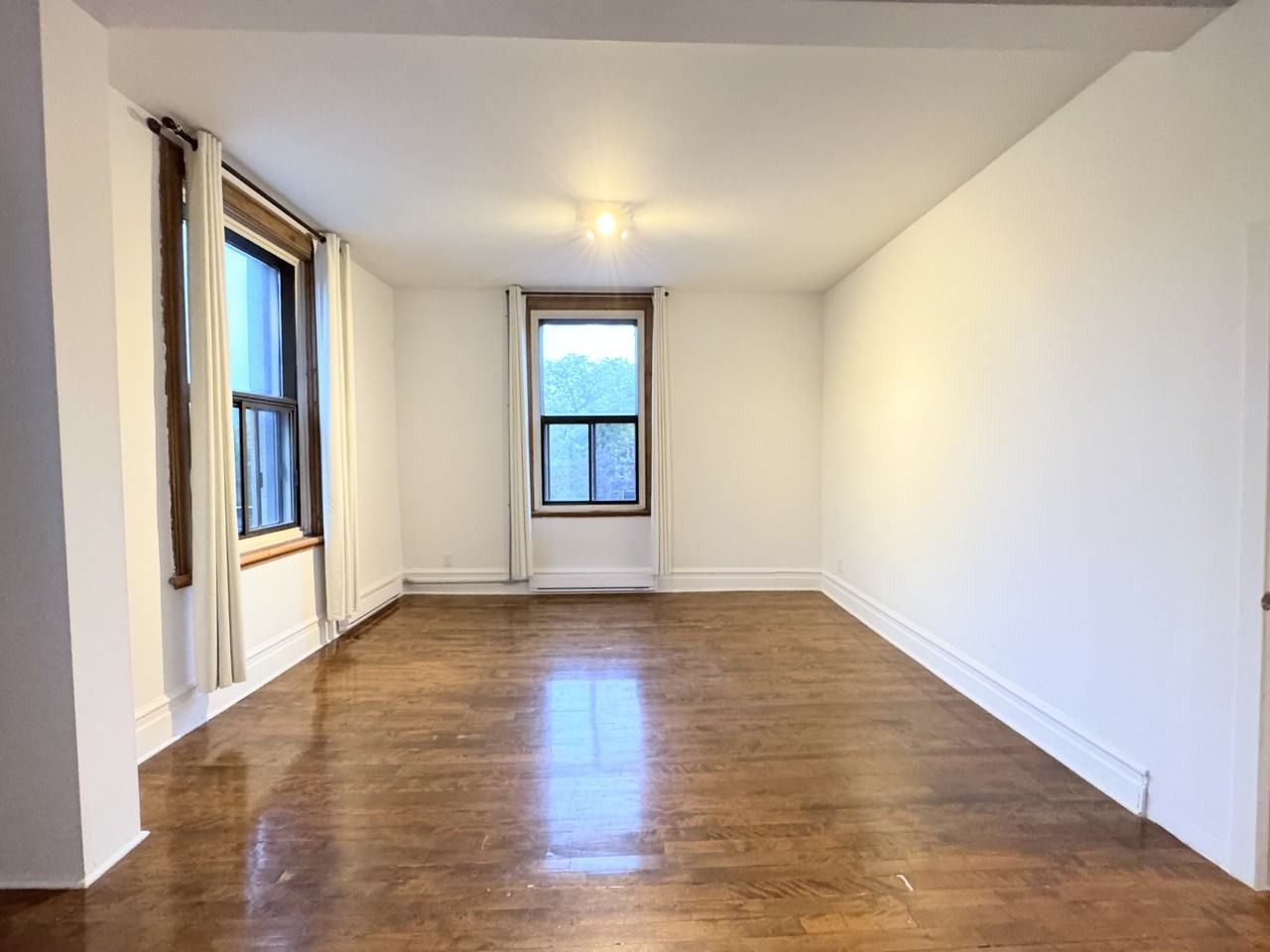 1353 Rue Rachel Est - Photo 3 of 27