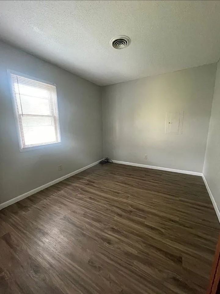 1324 E Adams St - Photo 2 of 7