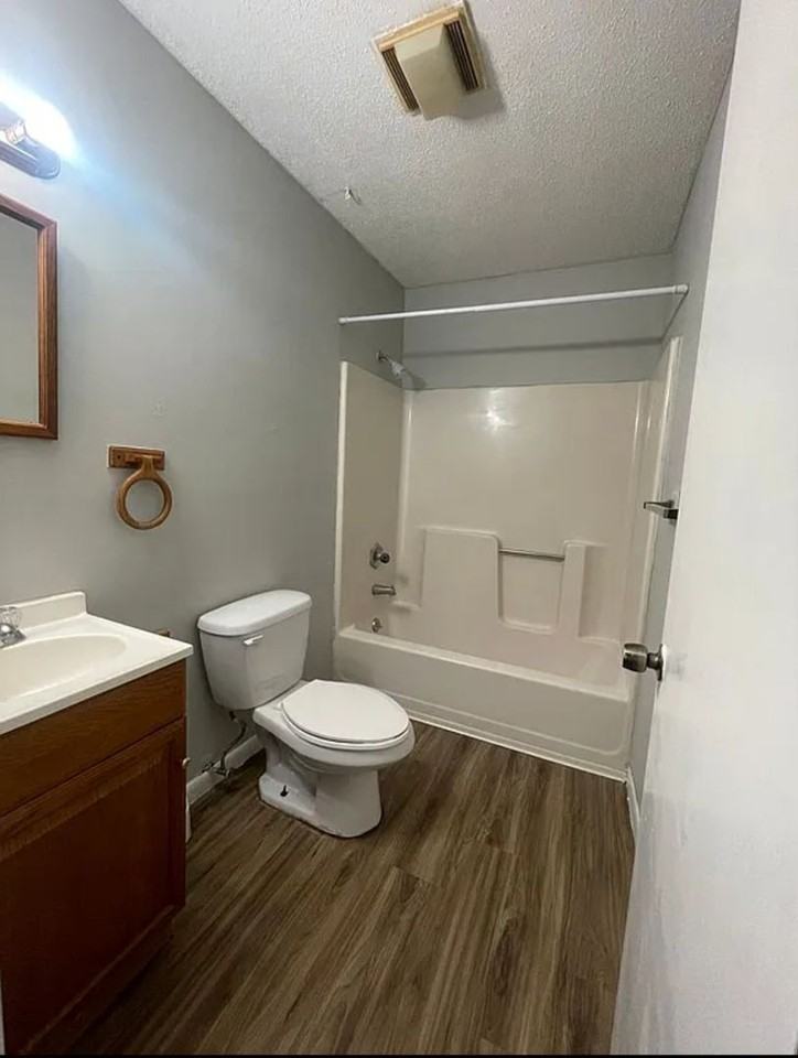 1324 E Adams St - Photo 3 of 7