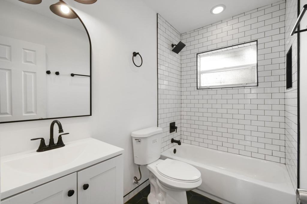 1600 Center St - Photo 3 of 14