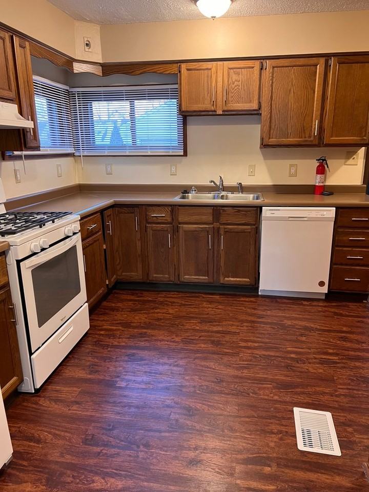 239 N Beverly Ave - Photo 2 of 14