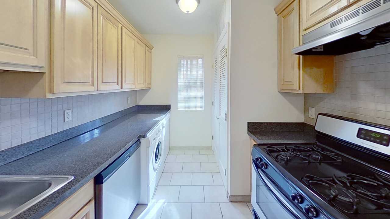 7 Rutgers Ct #B4 - Photo 3 of 12