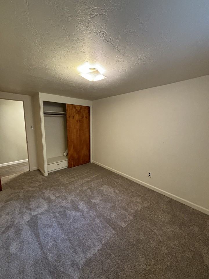 1352 Jane St #B - Photo 4 of 11