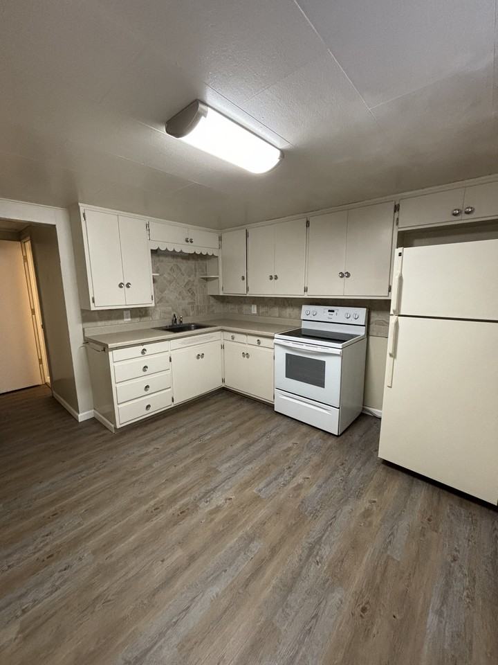 1352 Jane St #B - Photo 5 of 11