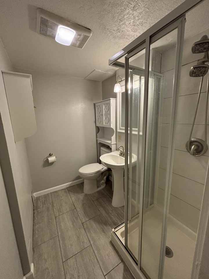 1352 Jane St #B - Photo 7 of 11