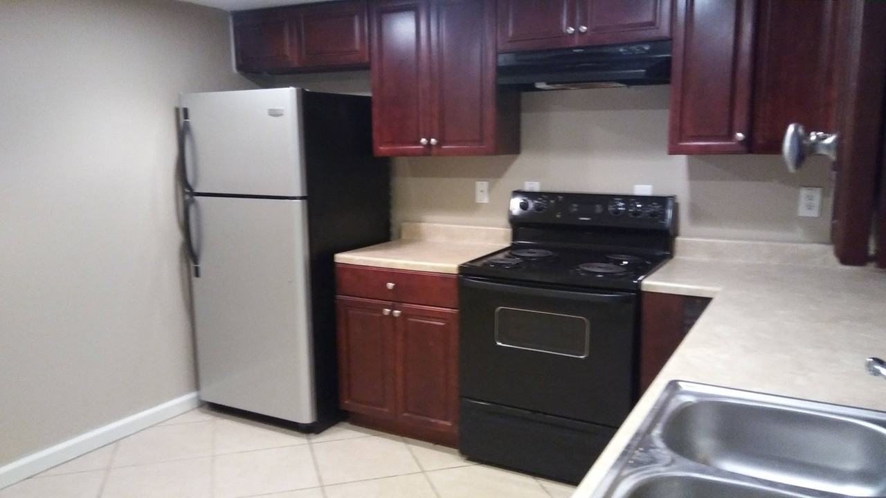 7846 N Coronet Ct - Photo 2 of 16