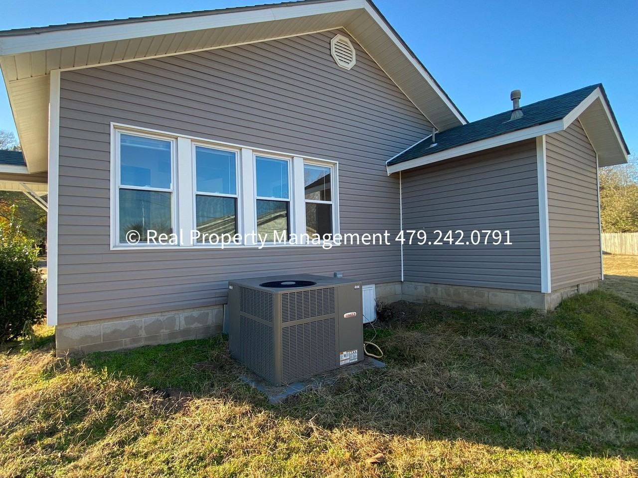 416 W Elm St - Photo 3 of 18