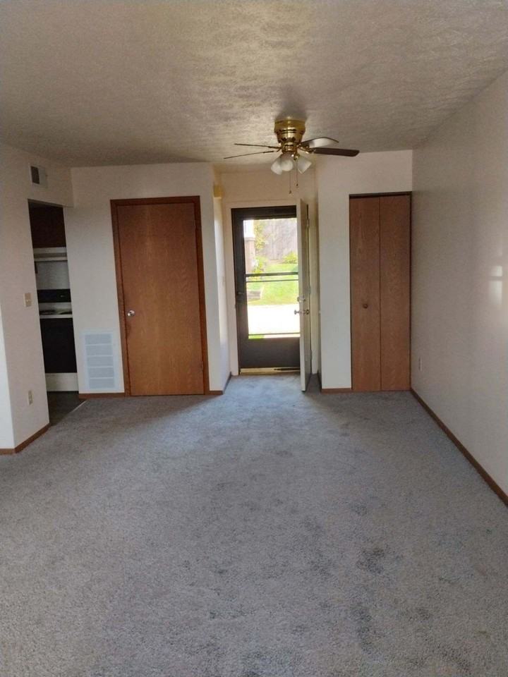 One bedroom apartment in an OVER 55 COMMUNITY - Photo 3 of 6