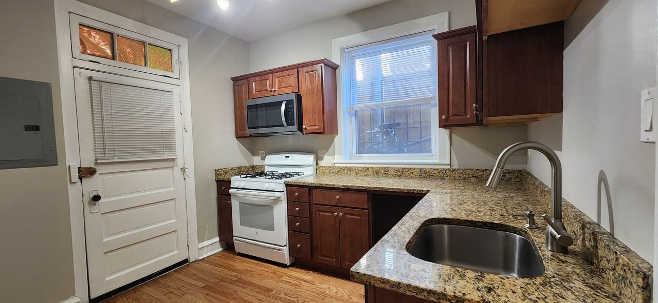 1923 W Belle Plaine Ave #F - Photo 3 of 10