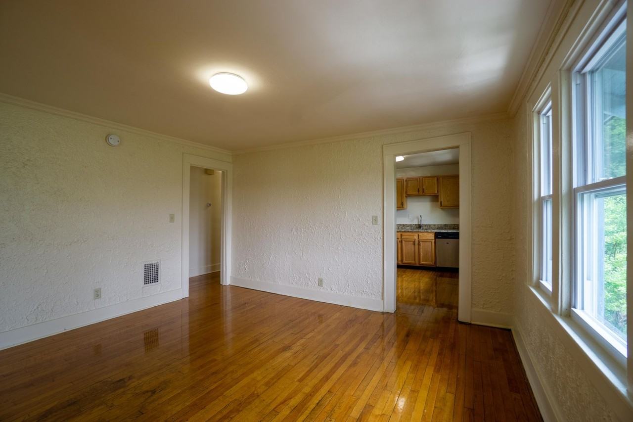 569 Westmoreland Ave - Photo 7 of 14
