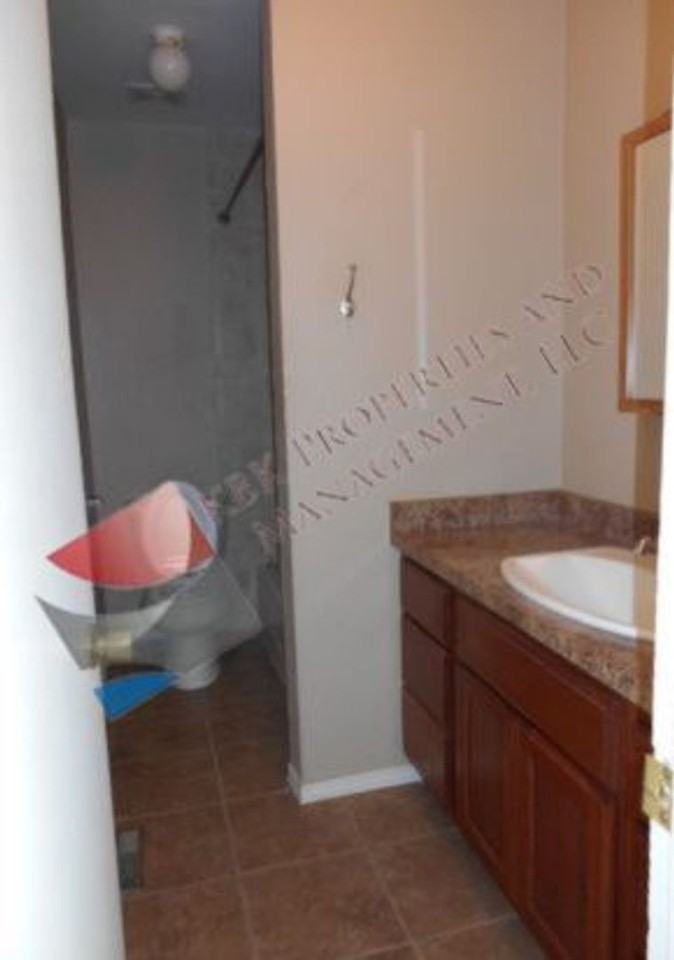 720 Graf Dr - Photo 3 of 8